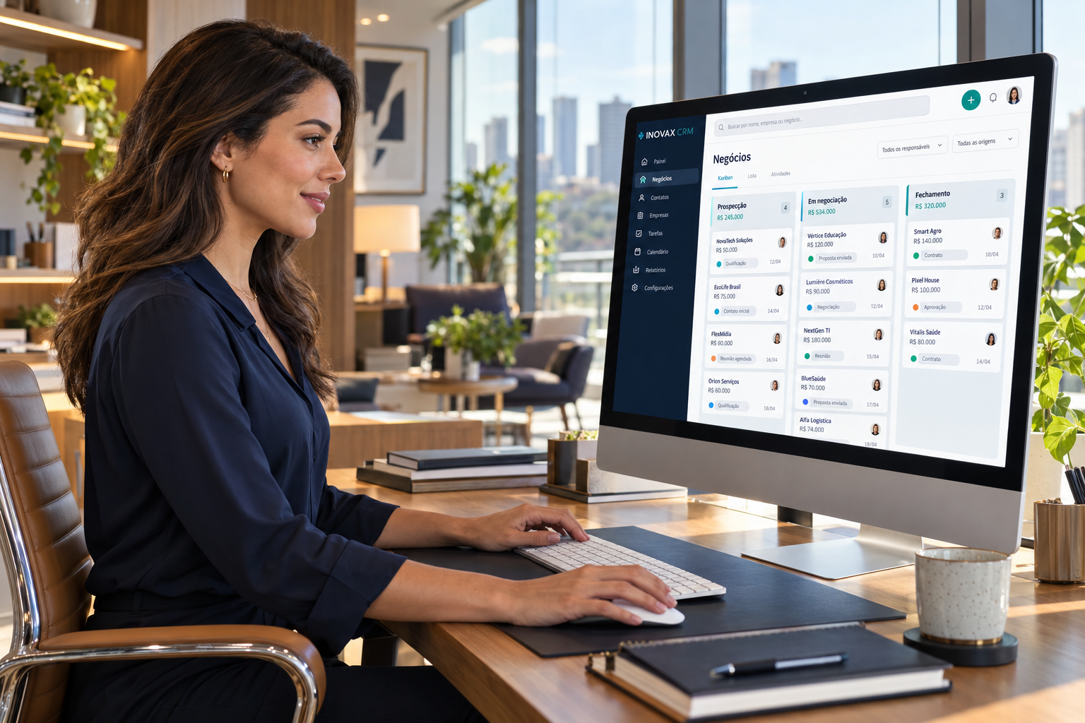 Profissional utilizando um CRM no computador em um escritório moderno
